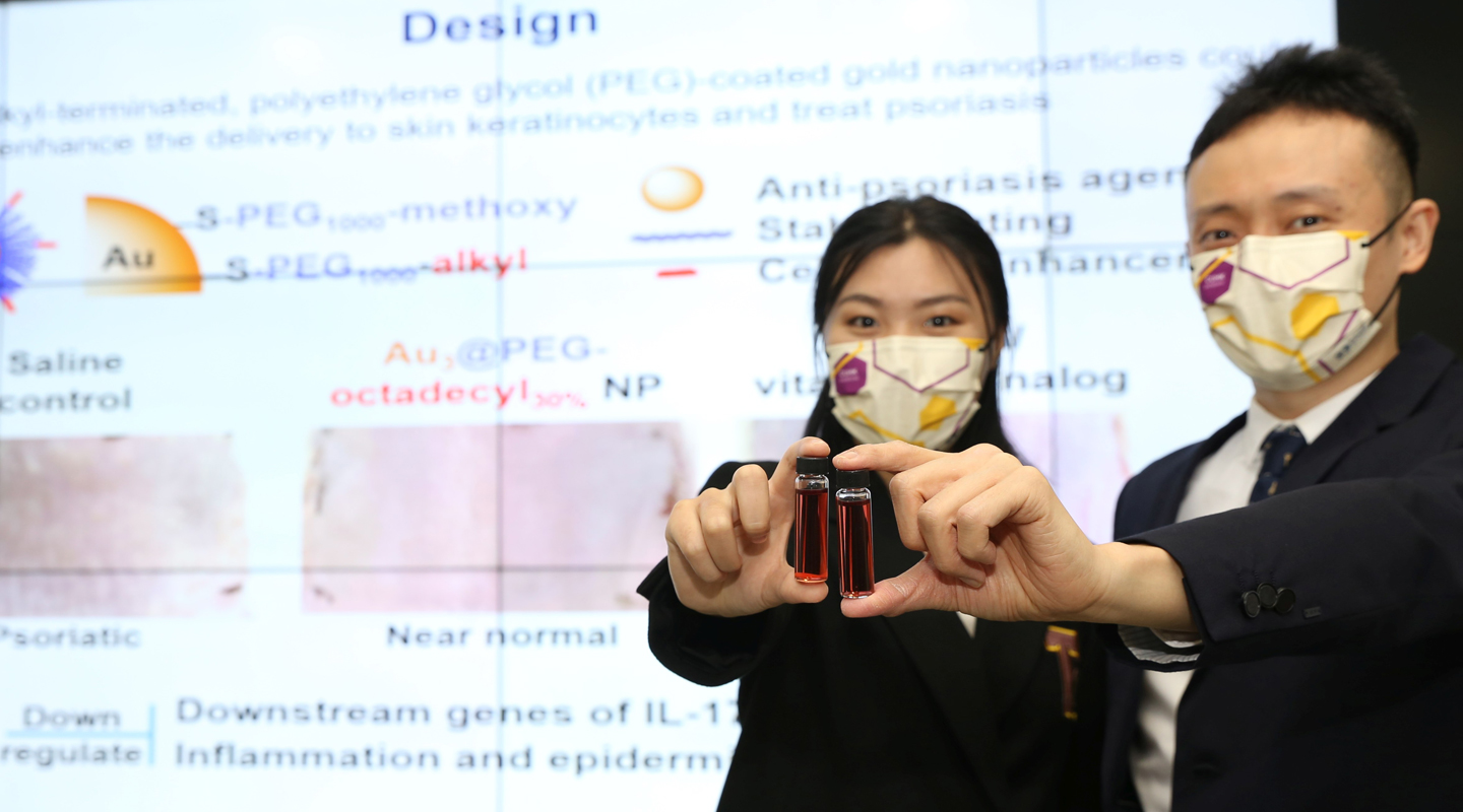 <em>Prof. Jonathan C</em><em>hoi </em>(right) <em>and Ms. Alisa Han,  PhD student, Department of Biomedical Engineering, display saline mixed with  the new nanoparticles</em>