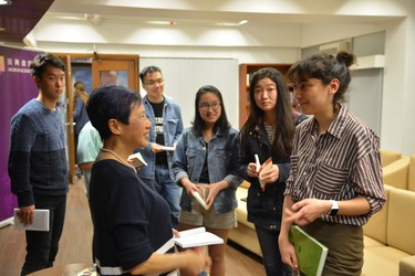 Xu Xi talks with one of the participants