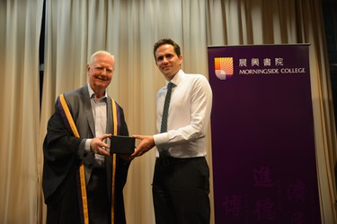 Sir James Mirrlees presents Anderlini with a token of appreciation