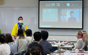 同学透过萤光幕，跟日本甜品师制作甜品，轻松学习日语。