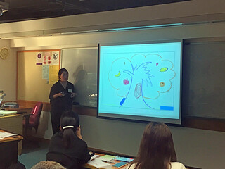 曾慧敏女士在「淺談繪畫分析」，邀請參加者以「樹」為主題作畫，透過心理投射分析更了解自己。