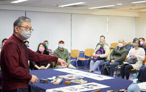 中国香港书法学会主席容浩然老师（左）在开放日活动上即席挥毫，与学员切磋技艺，分享心得。