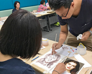 「肖像画入门工作坊」讲者梁文豪先生以熟悉的名人为例子，介绍绘画脸部时的重点，如五官的分布、色调及立体感的塑造等，让参加者在短时间掌握个中技巧。