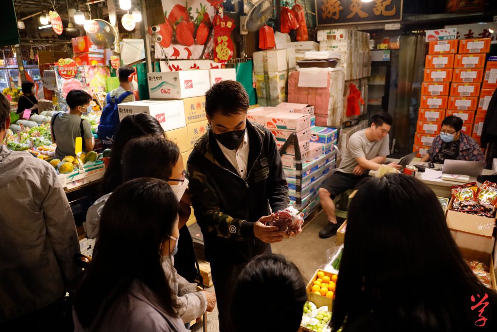 每次舉辦水果團，董生也會帶領五位團友到果欄選購及認識進口水果，講解批發時段購買生果的注意事項