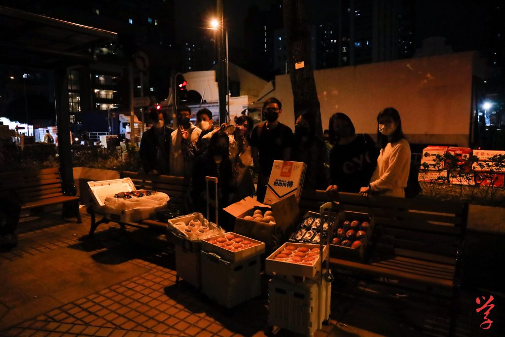 團友們會先拆箱仔細檢查水果品質,再分發水果。