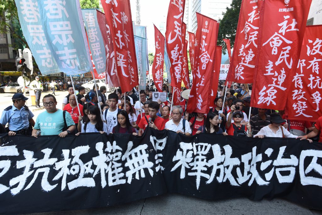 2017年8月20日，多個團體發起遊行聲援雨傘運動領袖，要求釋放政治犯。陳皓桓當時在社民連的隊伍前列。（資料圖片）