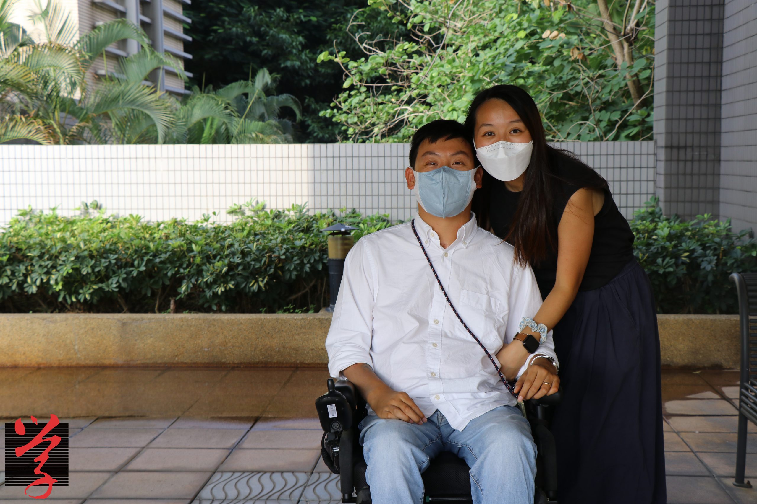 從拉筋到輪椅過車,Toby逐步教小怡如何照顧他,小怡又會提議更省力的方法。
照顧者休息時間不足 需政府器材支援