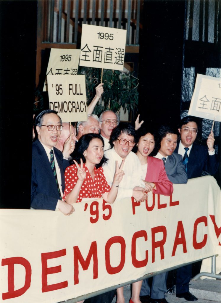 1993年，趁韓達德訪港，劉慧卿率領其他立法局議員和市民示威（明報圖片）