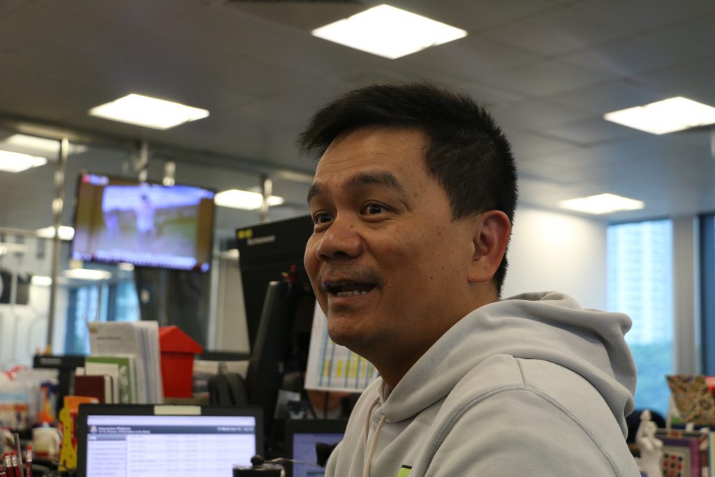 馮國良表示,受資源所限,《香港01》只會選取「報料」群組中較有價值的突發新聞。(唐立培攝)