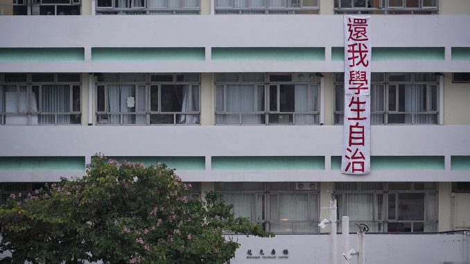 2021年中大畢業禮現場附近被掛上標語，抗議校方打壓學生自治。（中大學生報提供）