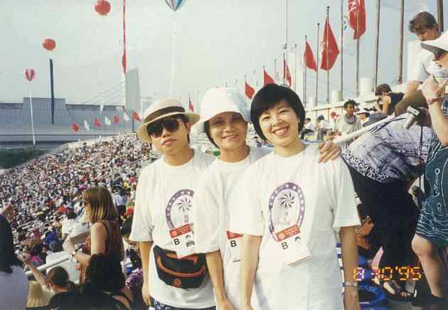 1995年,与(左)雷慧灵(90 M.Div.)和(右)龙雁玲(95 M.Div.)合照。