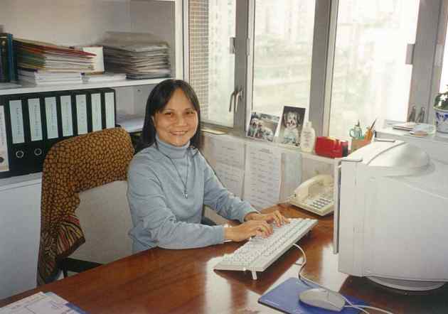 2002年,摄于香港基督徒学会办公室。