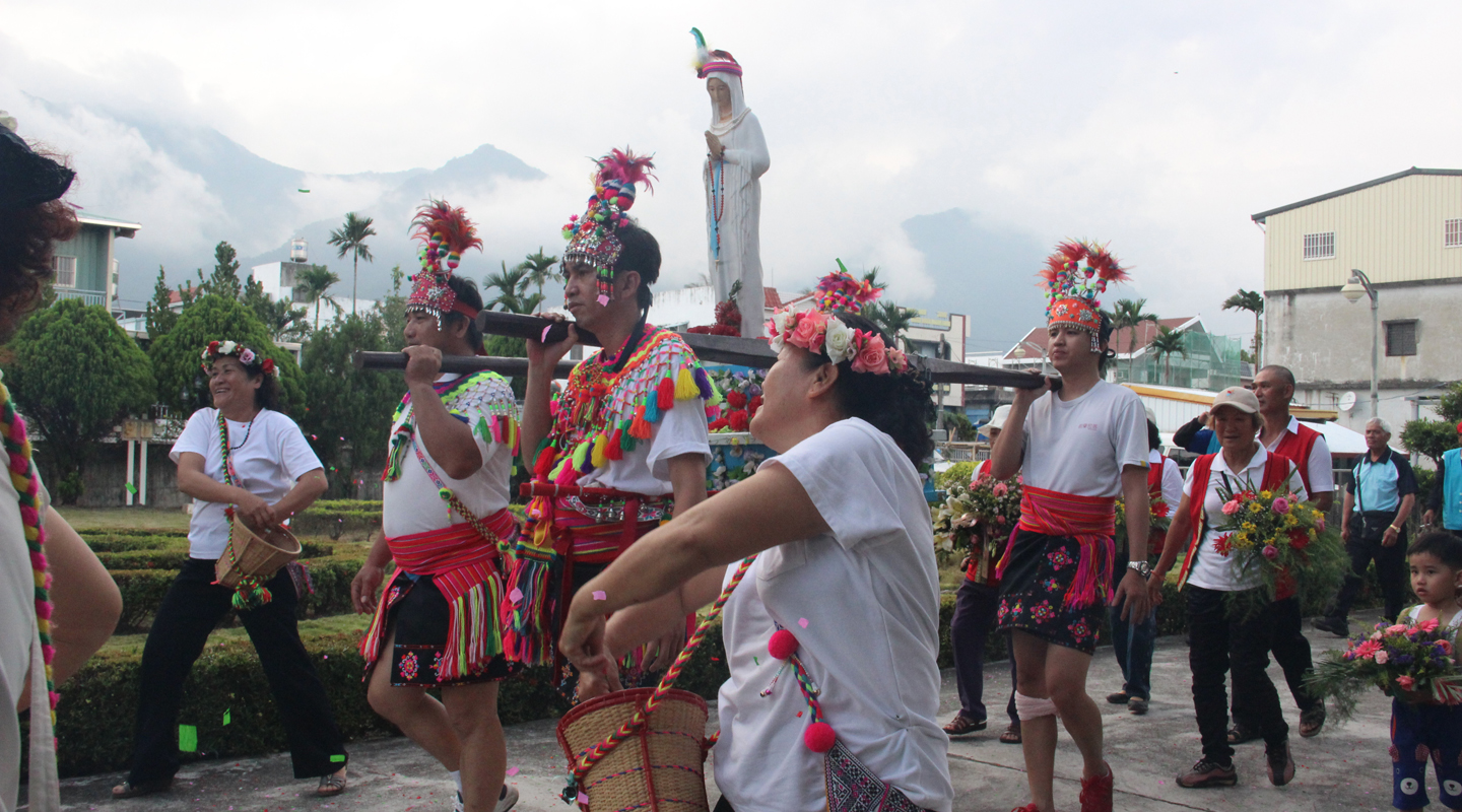 The field trip group participates in the procession of Our Lady of the Poor organized by the Doulan Catholic Church <br /><em>(Source: The blog of the anthropology department, 5 December 2014)</em>