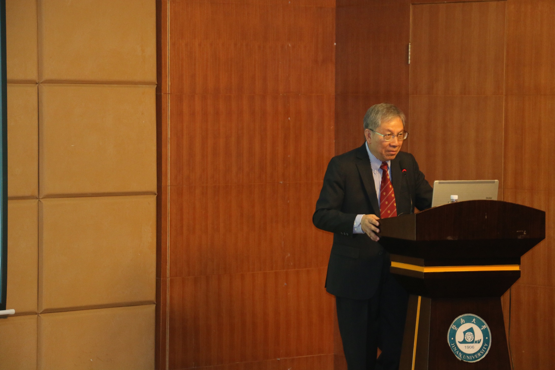 Prof. Chan Wai-yee gives an opening remarks during the Symposium