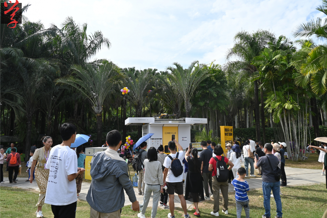 蓮花山公園美團空投櫃前,大量市民駐足拍照、體驗。「大學線」無人機穿梭城市中 外賣從天而降