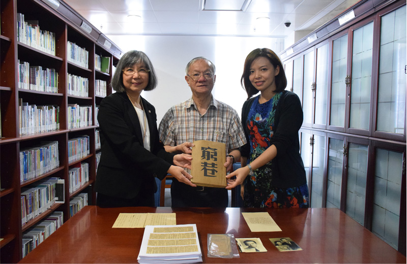 侶倫先生手稿及藏品捐贈,(左起)劉麗芝博士、李兆輝先生及黃念欣教授 侶倫先生手稿及藏品捐贈,(左起)劉麗芝博士、李兆輝先生及黃念欣教授